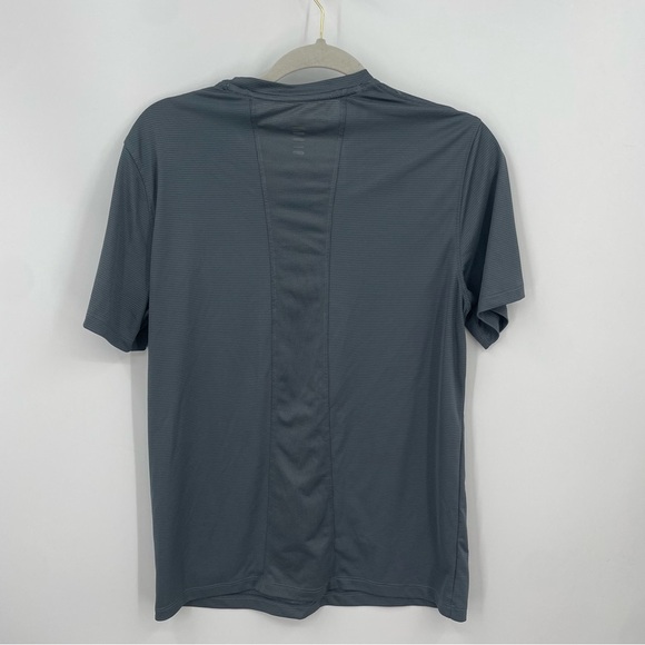 Men's Under Armor Medium Fitted Heat Gear Gray Short Sleeve Run Running Shirt - Picture 3 of 5